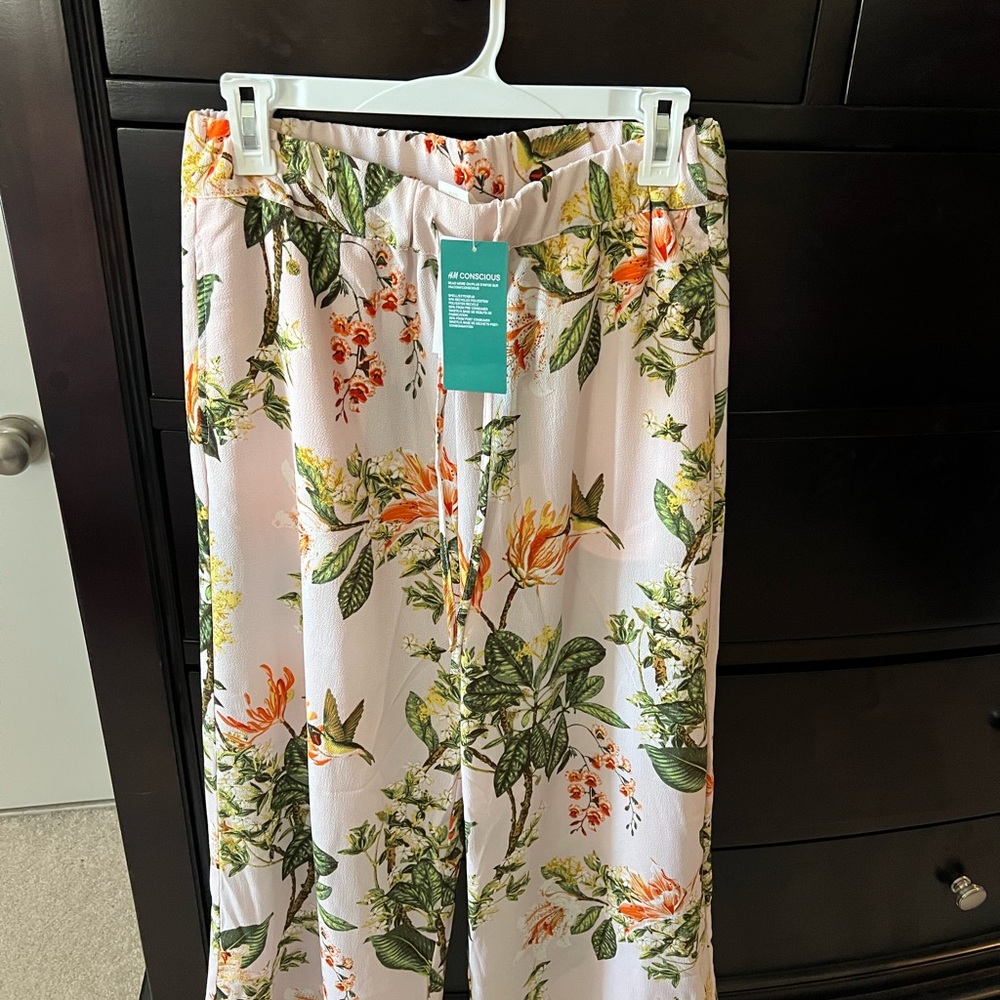 Women’s floral pants. New with tags.